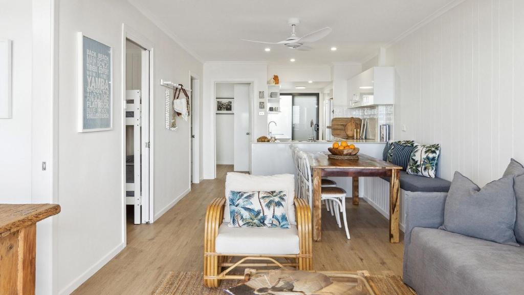 Little Palms - Sleep by the whisper of the waves, Yamba