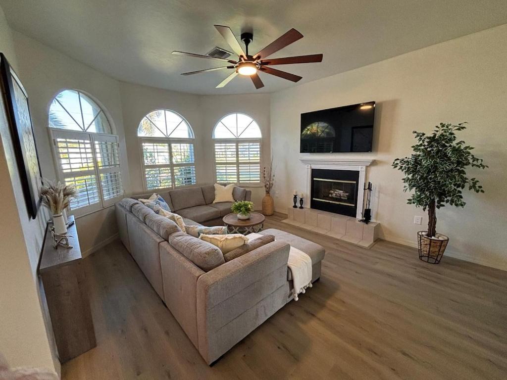 House in Paradise with dock, Waterview and amenities, Cape Coral