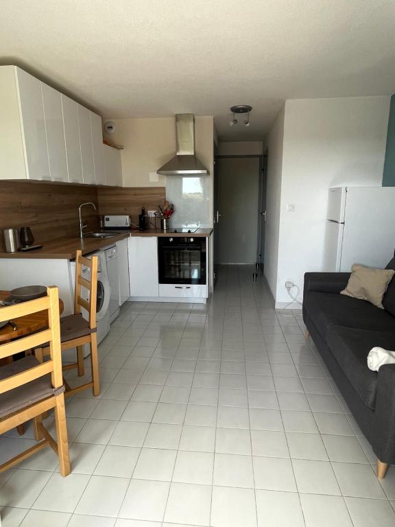 T2 - Les pieds dans le sables en toutes saisons 5 couchages - climatisation - parking privée - piscine - situation optimum et rare - Amoureva - Plage Richelieu- Cap d'Agde - 4