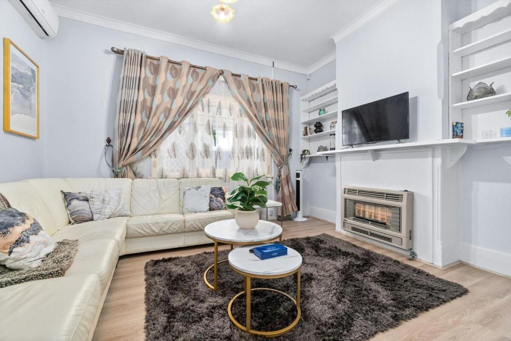 Stylish Three Bedroom Unit Close to CBD, Evandale