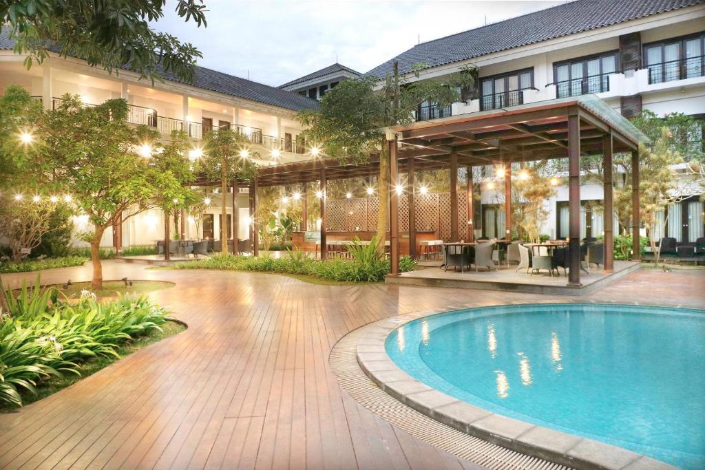 Swimming pool