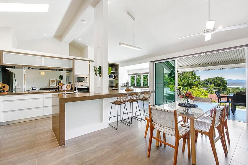 Prime Location, Views & Sunsets, Walk to Hastings, Noosa Heads