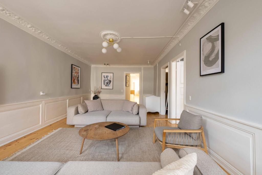 Big 4 BR Apartment with Bathtub by CPH City Hall Square, Köpenhamn