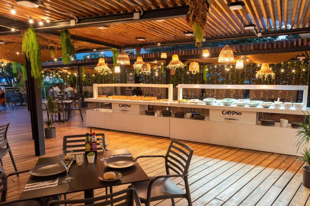 Medplaya Hotel Calypso — Restaurant & bars in Salou, Catalonia