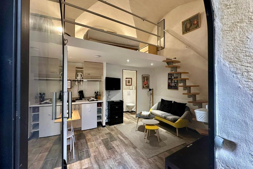 Charming little duplex Historic center!, Montpellier