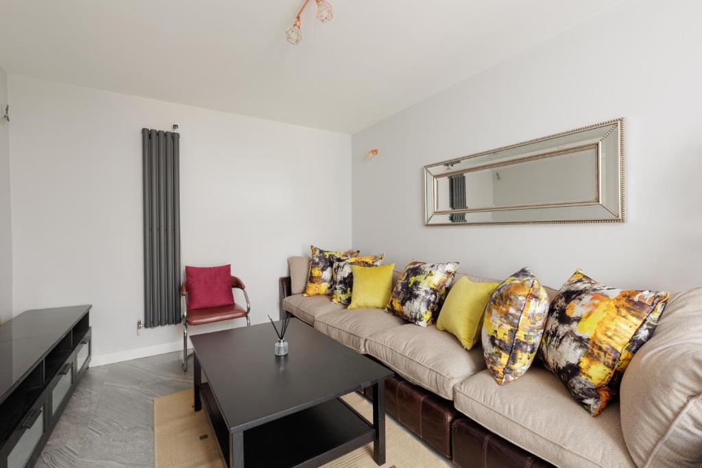 2-Bed Flat with Free Parking by Lee Valley Park, Enfield