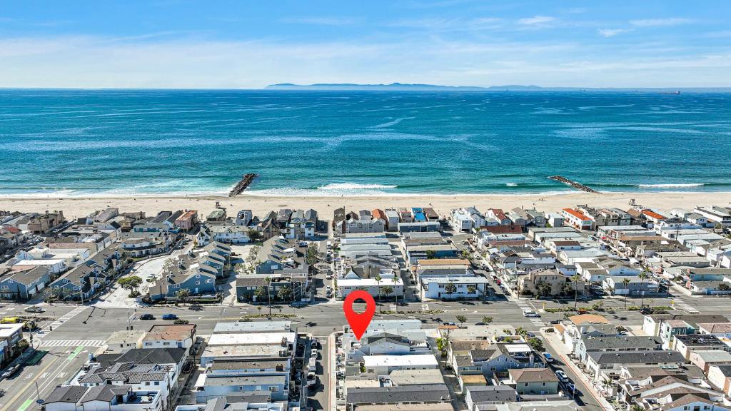 Beach Escape with Patio! 2 Min Walk to Sand & Surf, Newport Beach