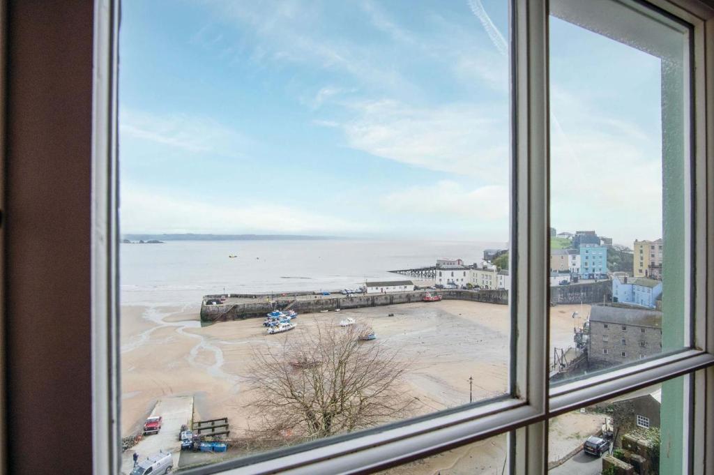 Belle Vue Court - 2 Bedroom Apartment - Tenby, Tenby
