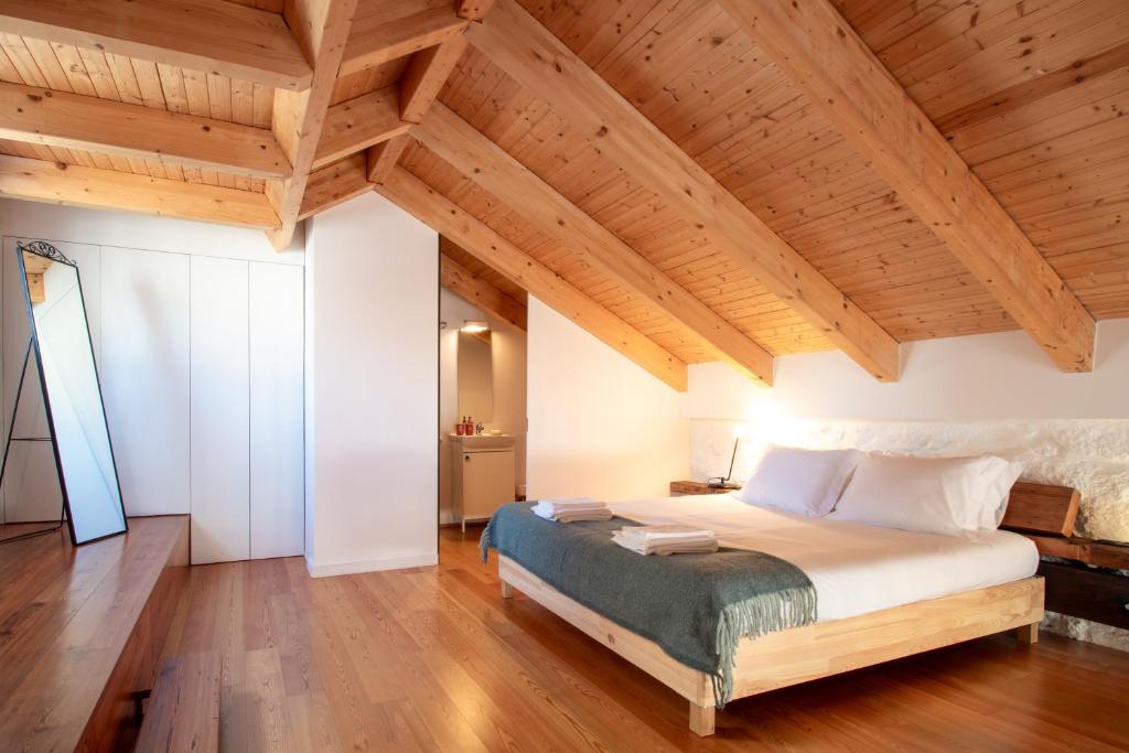 Stylish Triplex Home by LovelyStay, Porto