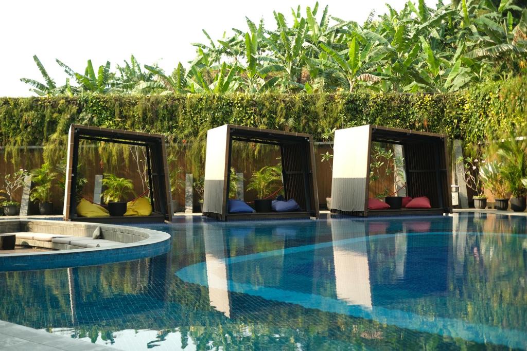 Swimming pool