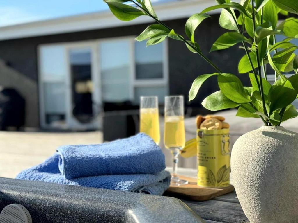 Luxury row house in quiet area with infrared sauna and hot tub, Mosfellsbær