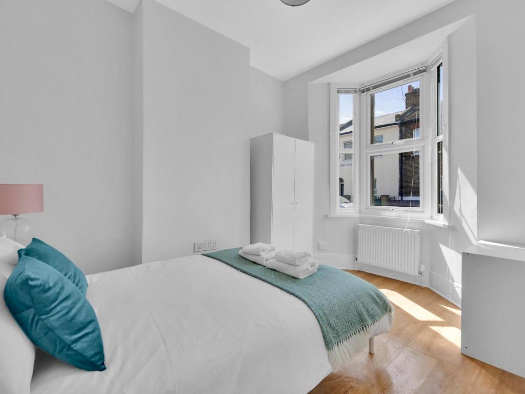 Pass the Keys Bright & budget friendly 3Bed Home Garden Pet-Friendly, London