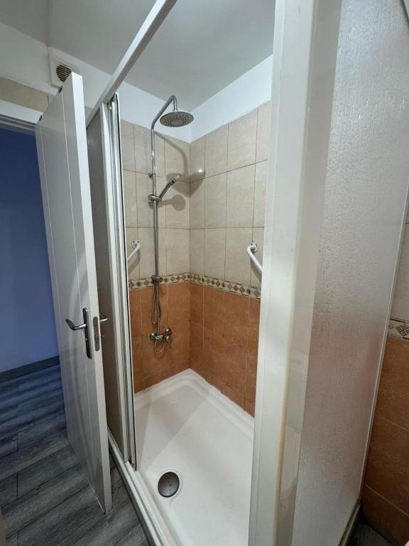 Las Americas 1-Bed Apt Sleeps 5 Pool Parking - 4