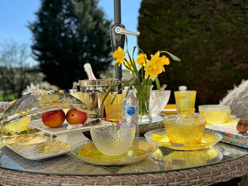 WestLaigh Central Scotland with outdoor BBQ Hut, pets welcome, Strathaven