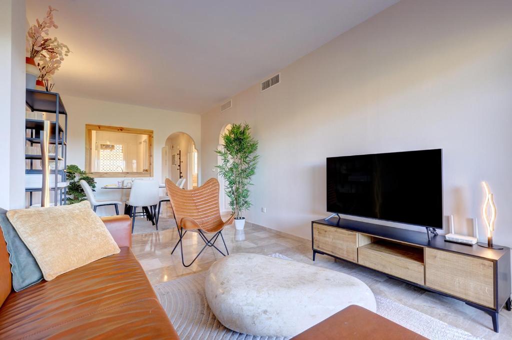 037 Relaxing Sea Views 2 Bed 2 Bath Mijas Calahonda Apt - 3