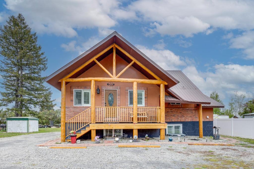 Deck with Hot Tub Ashton Cozy Cub Cabin, Ashton