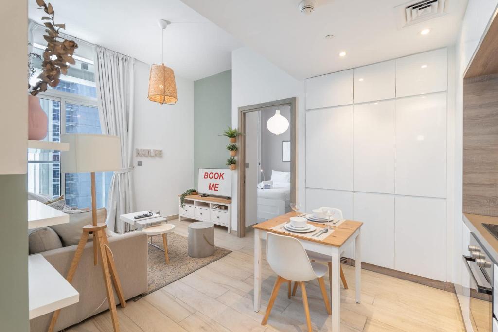 Modern 1-Bed with Partial Sea & Marina View, Dubai