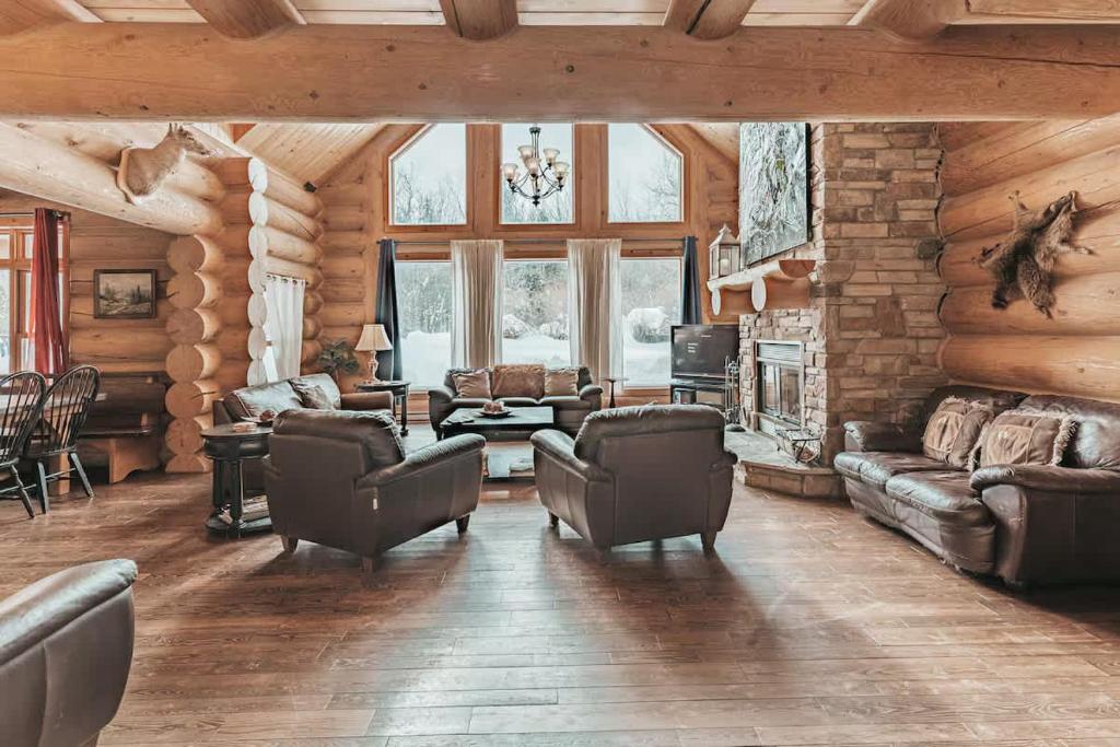 Ultimate Group Getaway, Private Pool, Spa, Sauna, Mille-Isles