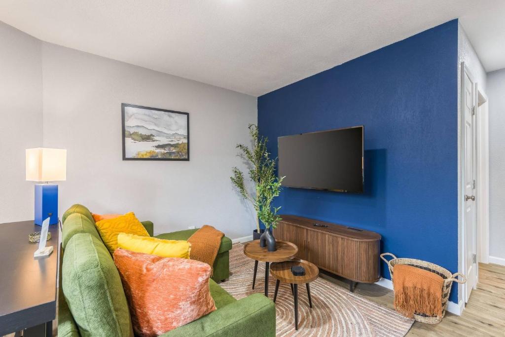 Mid century APT, KING bed + desk, Kansas City