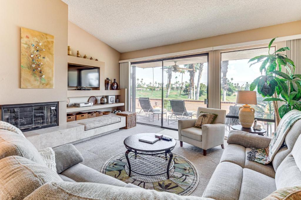1 Mi to Shops on El Paseo Condo with Pool Access!, Rancho Mirage
