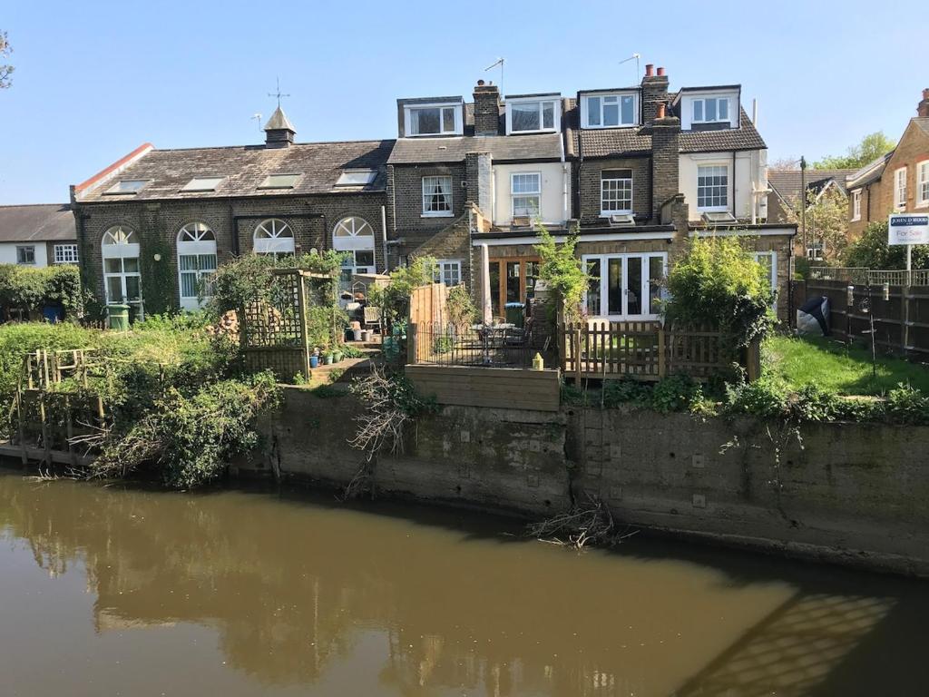 Lovely riverside cottage, Weybridge, Surrey, Weybridge