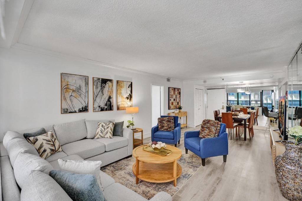 Classic Resort Amenities Condo Steps from the Beach with Gym and Pool 1208, Miami Beach