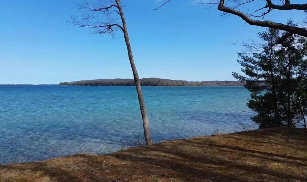 Elk Edge - Lakefront Charm Close to Horse Show and Torch Lake, Williamsburg