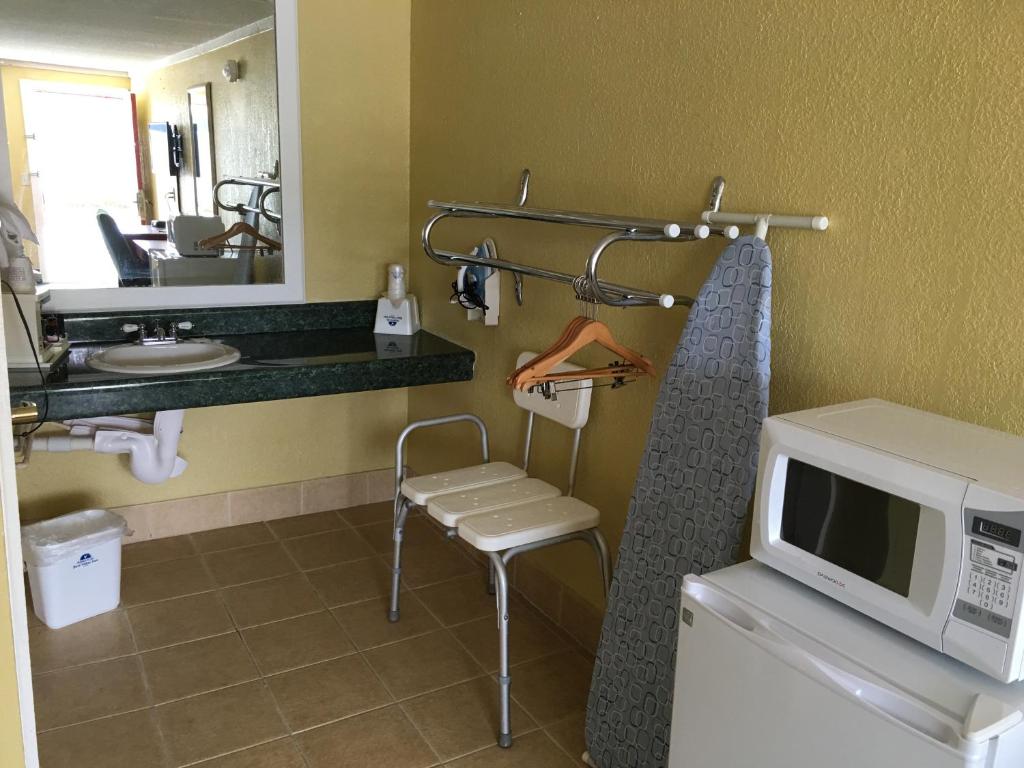 Americas Best Value Inn & Suites Conyers Photo 12