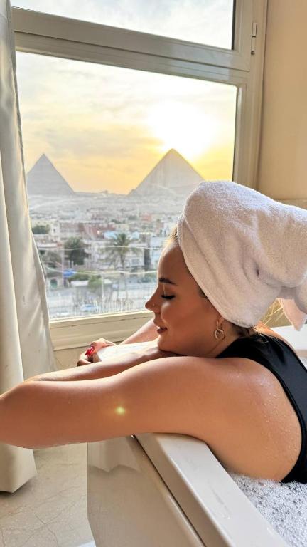 Moonlight pyramids view INN, Káhira