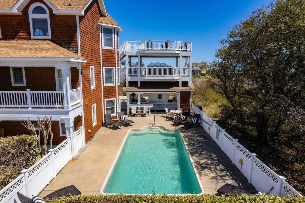 Sleeps 19 Ocean Views & 4-Min Walk to the Beach, Corolla