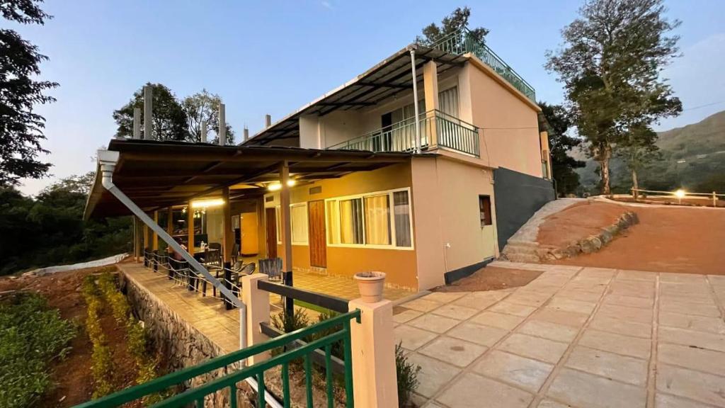 ATJ The Hideout, Vagamon