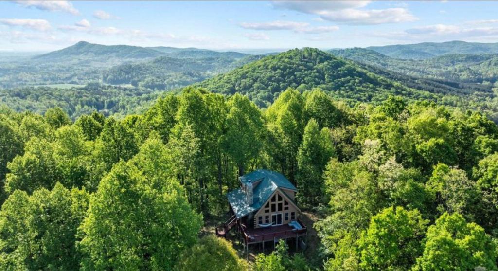 Charming Cabin with Incredible Mountain Views, Bostic