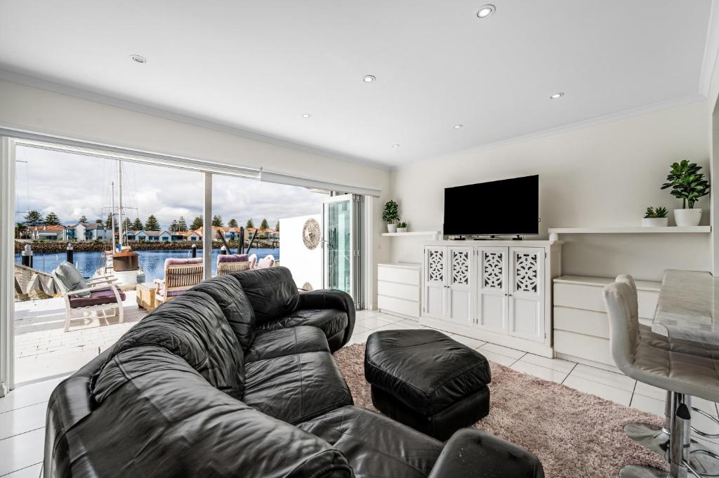 Swainson on Gulf Point, Largs