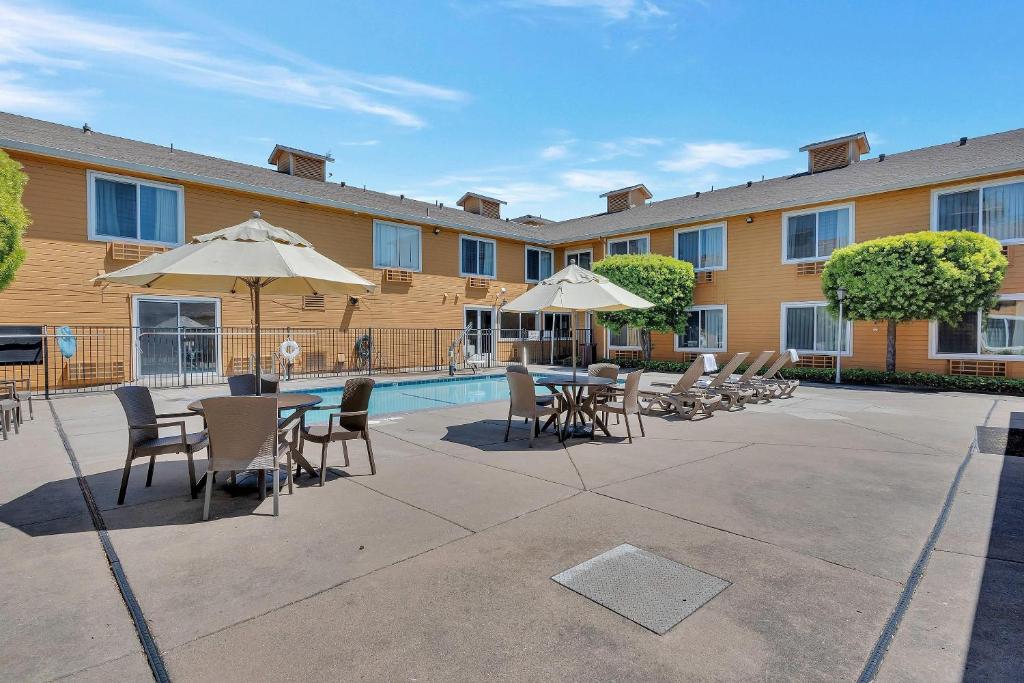 Quality Inn Near Six Flags Discovery Kingdom-Napa Valley スイミングプール