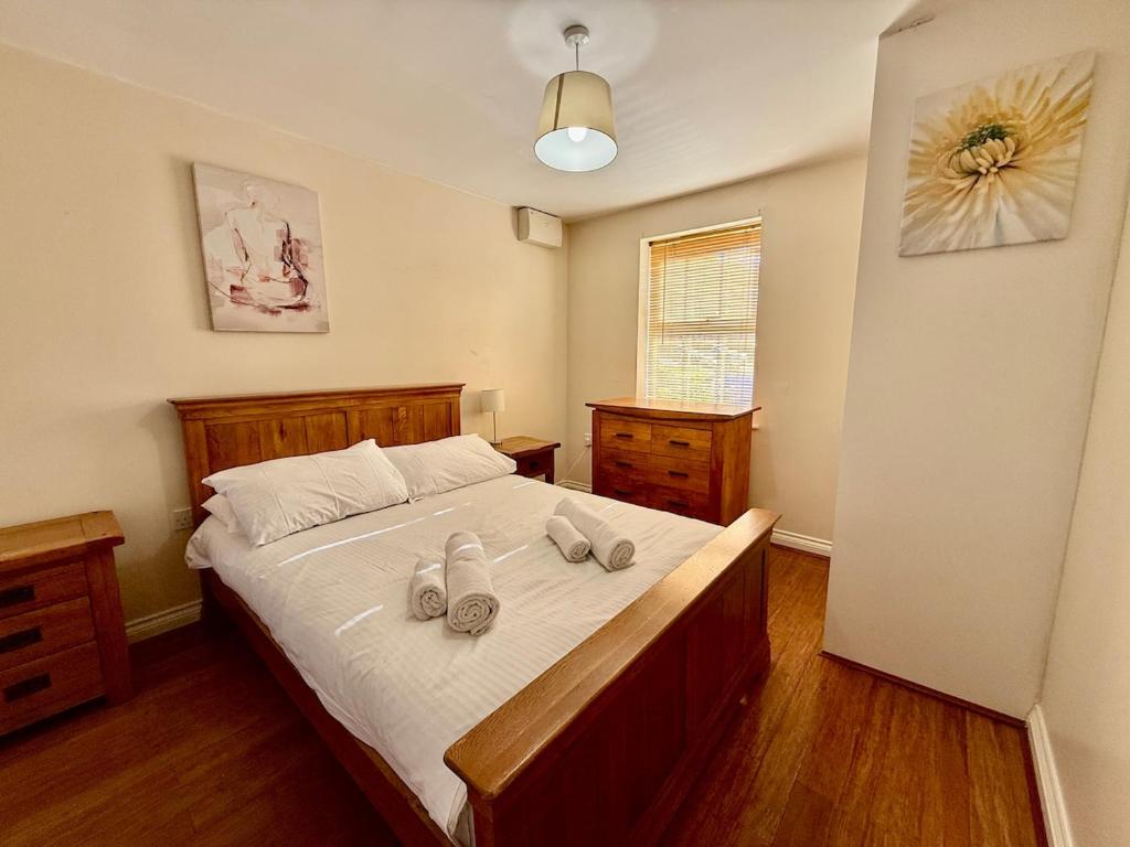 5BR 3BA Home Sleeps 10 in Hook, Hook