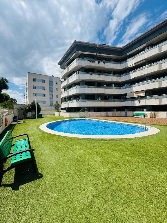 Hermoso piso en un paso de la Playa de Fenals con piscina - 1