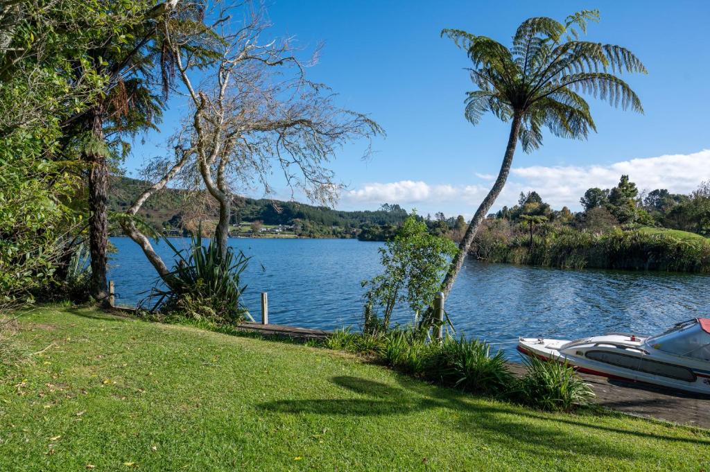 Okere Jetty Escape - Rotoiti Holiday Home, Rotorua
