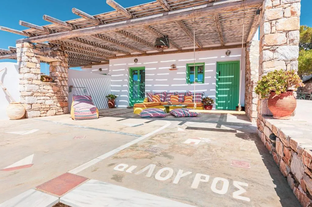 Ailouros Scenic Guest Houses, hotel in Skhoinoussa