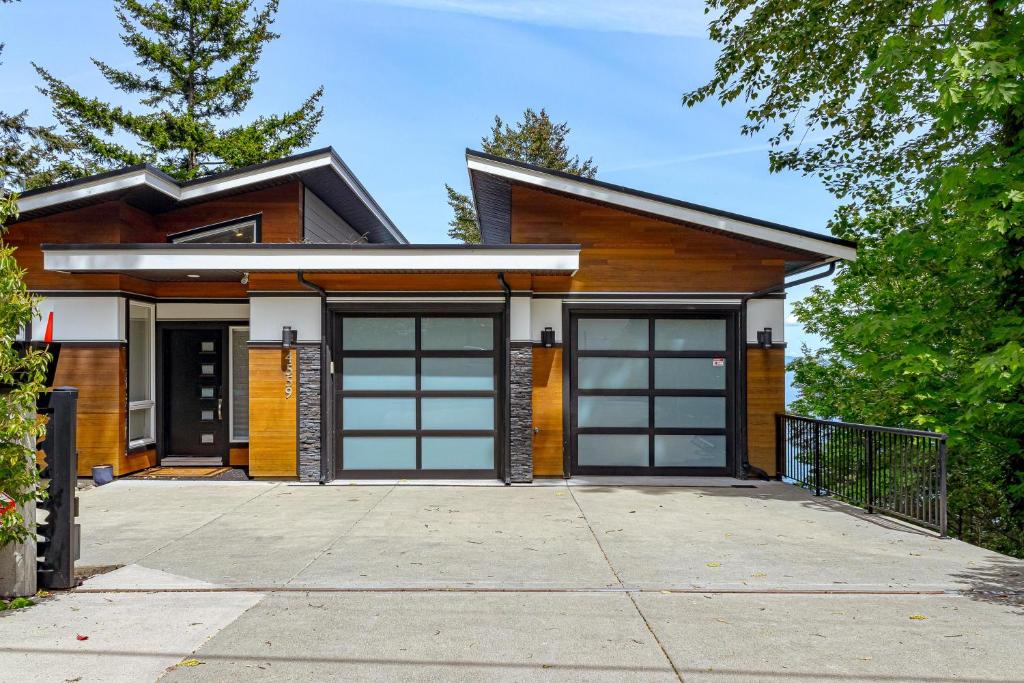 Come On In, The Water View Is Waiting For You,,,, Oak Bay