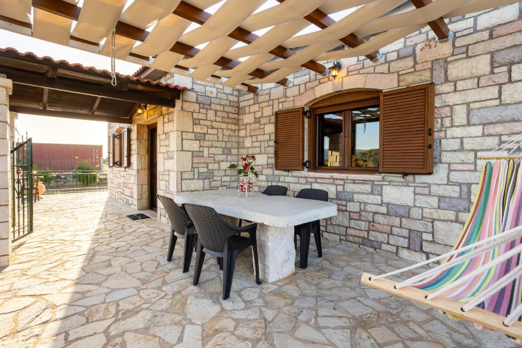 Mini Castle in Nature Fotini's Retreat Polilimnio, Metamórfosis