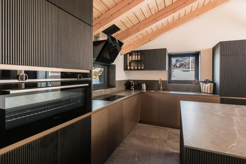 Luxury chalet with panoramic views, sauna, hot tub & cinema - 4