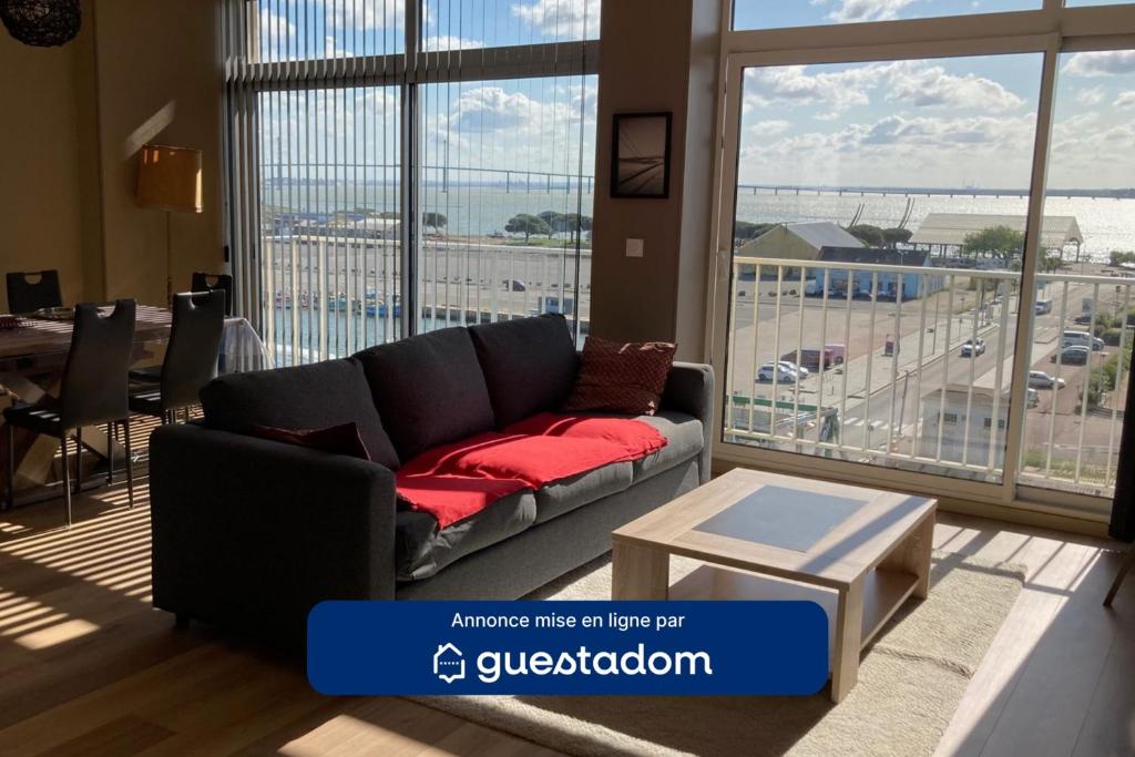 Paquebot - face port - mer - parking, Saint-Nazaire