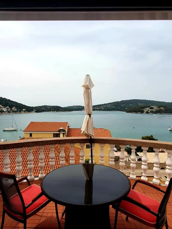 Apartments Perina Tisno，位于迪斯诺的酒店