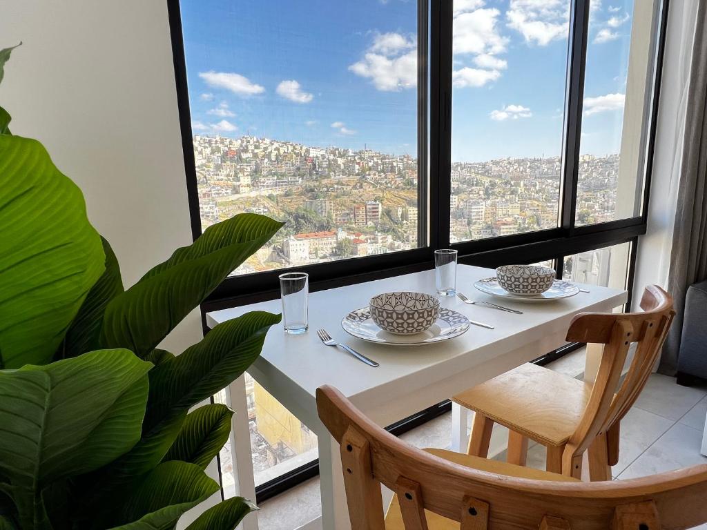 Central Amman Stunning Views Apt, Ammán