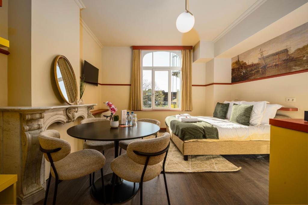 The Queen's Twelve by Romy&Travis, Bruggy