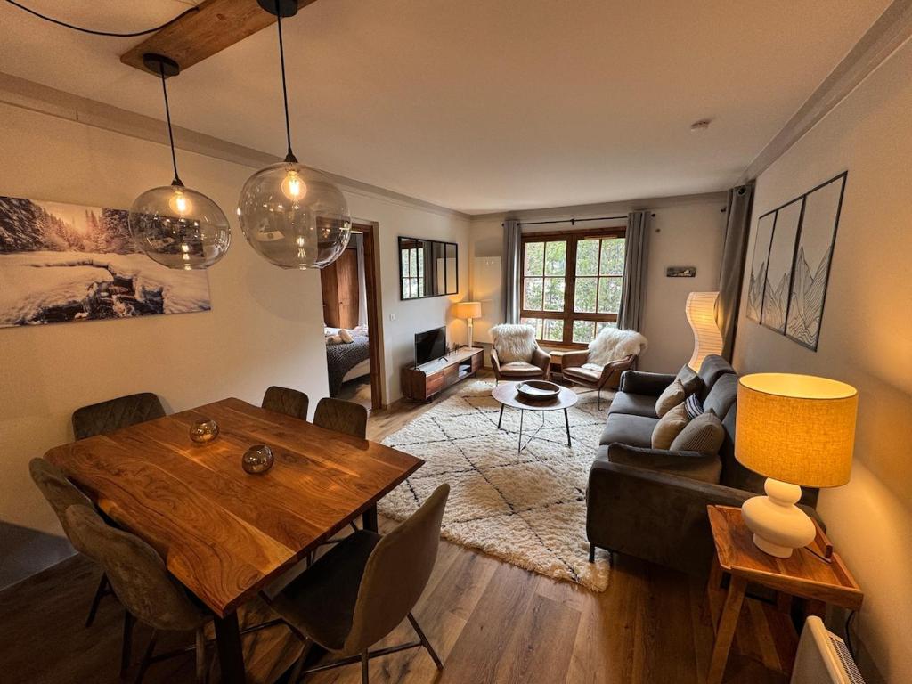 Beautifully renovated 2 bed apartment - Auberge Jerome Arc 1950 - sleeps 4 - 1