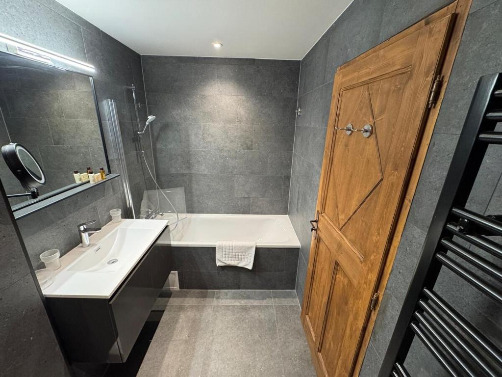 Beautifully renovated 2 bed apartment - Auberge Jerome Arc 1950 - sleeps 4 - 4