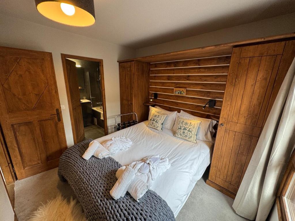 Beautifully renovated 2 bed apartment - Auberge Jerome Arc 1950 - sleeps 4 - 5