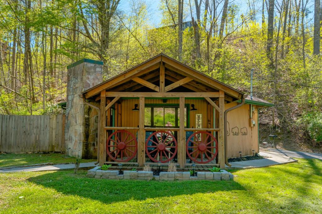 Pet friendly, hottub, sleeps 4, flat roads, GBurg!, Gatlinburg