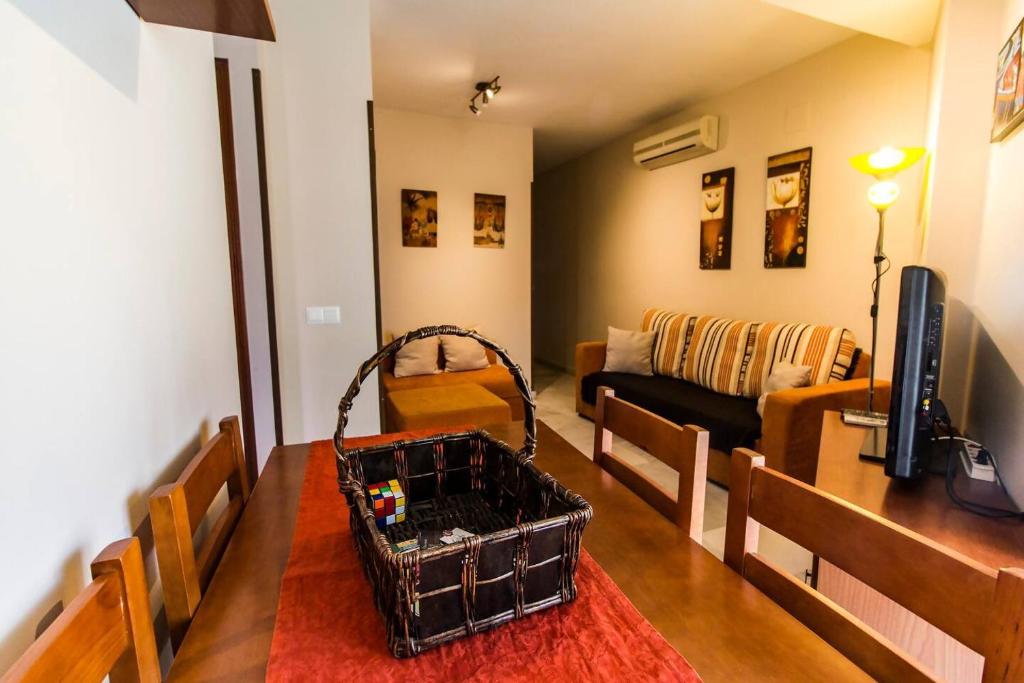 SH 7 Esquinas. Apartamento céntrico con parking - 1